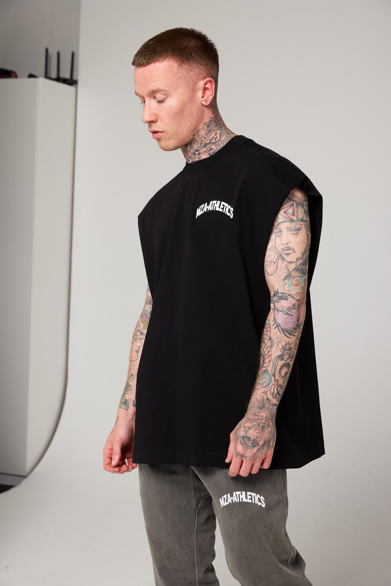 MZA - BLACK SLEEVELESS TEE